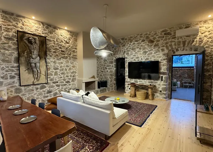 Amfikleia Earth Houses